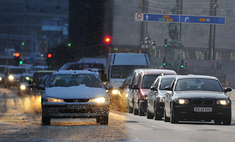 Samme sted, samme klokkeslæt, men to forskellige årstider. Blot ved at se på underlaget, kan man forstå, hvorfor det er på tide at få sommerdæk på bilen.